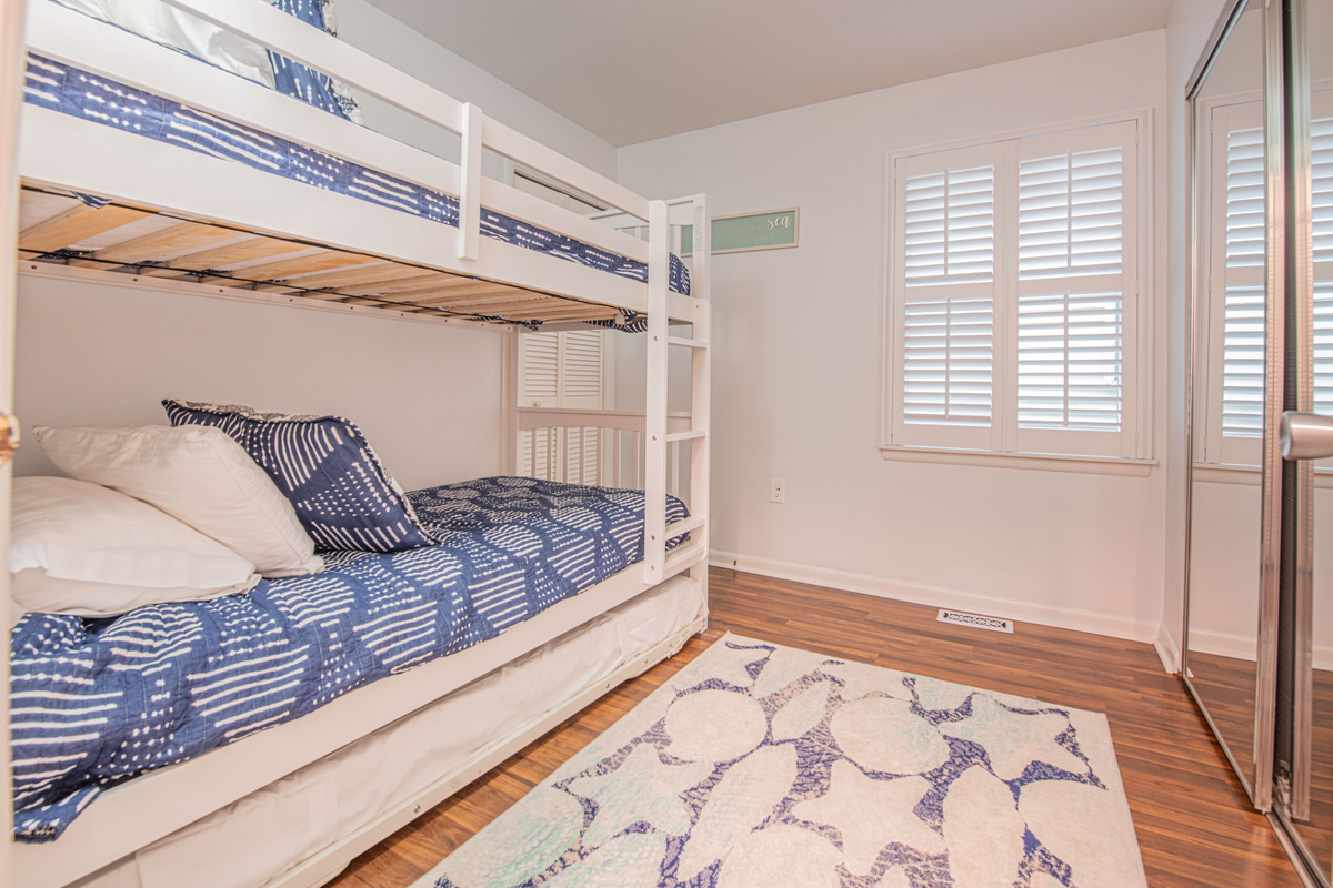 Bunk bedroom-view-towards-mirrored-closet
