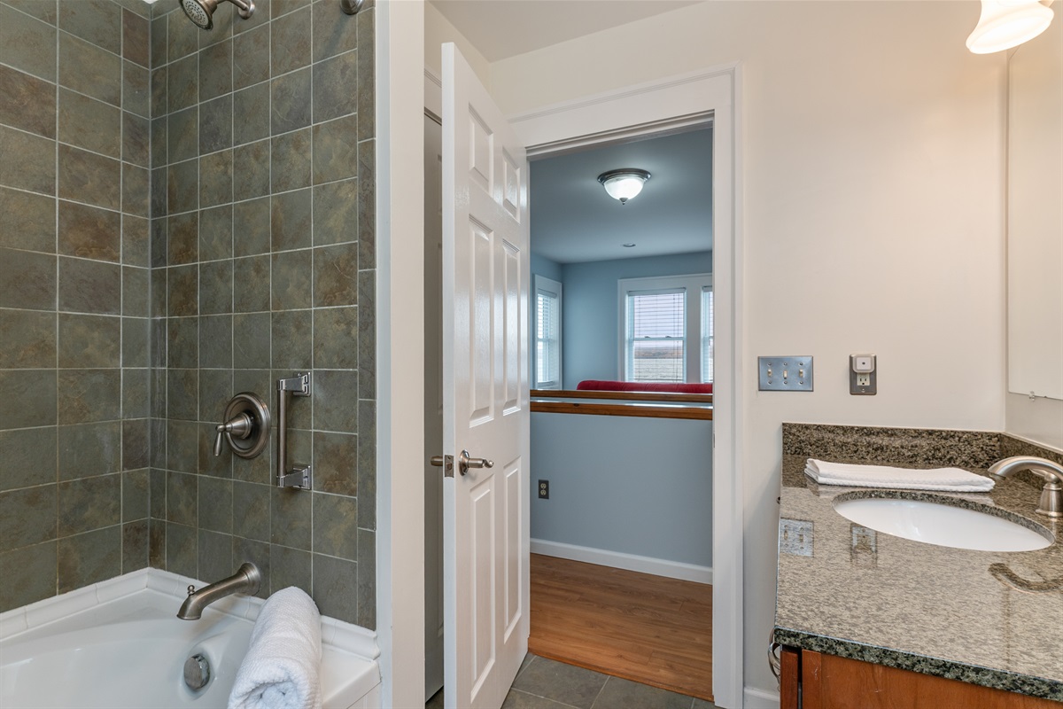 Upstairs full bathroom with jet tub