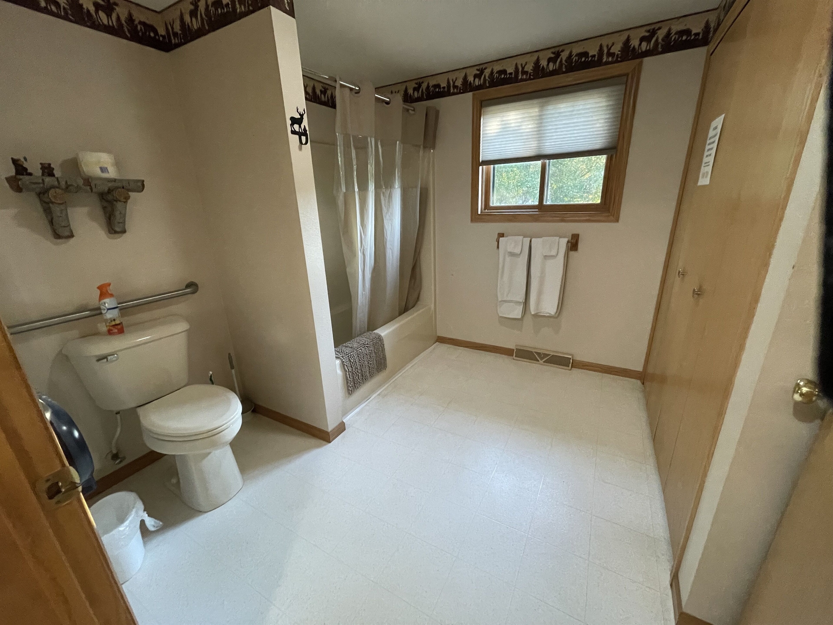 Main bath with laundry.