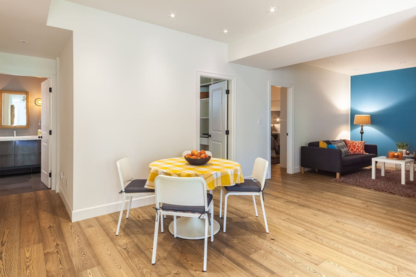 On the left hand side of the picture shows the short hallway to the laundry and the bathroom.

