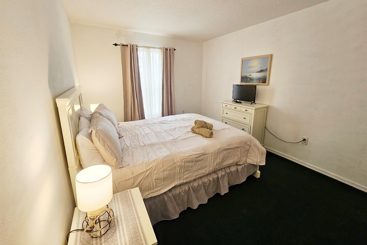 QUEEN Bedroom 1, ROKU TV