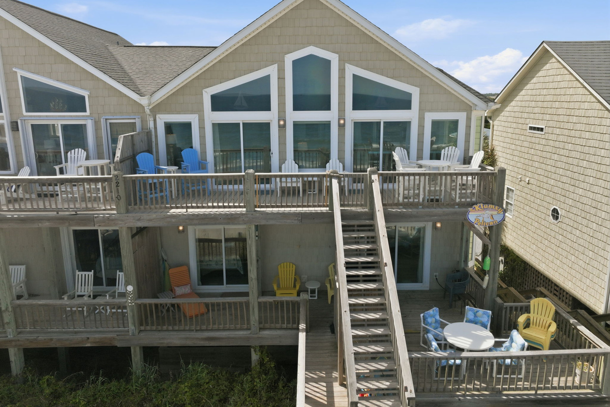 Upper level balcony lounge area with seating overlooking the beach