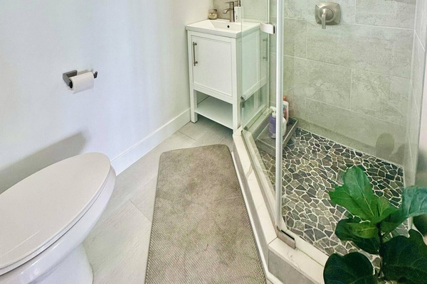 Upstairs Guest Bathroom w/Shower