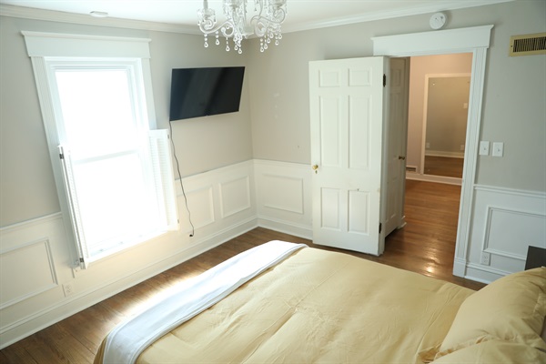 SE Bedroom showing Roku TV, queen size bed, nightstands with touch lamps and alarm clock