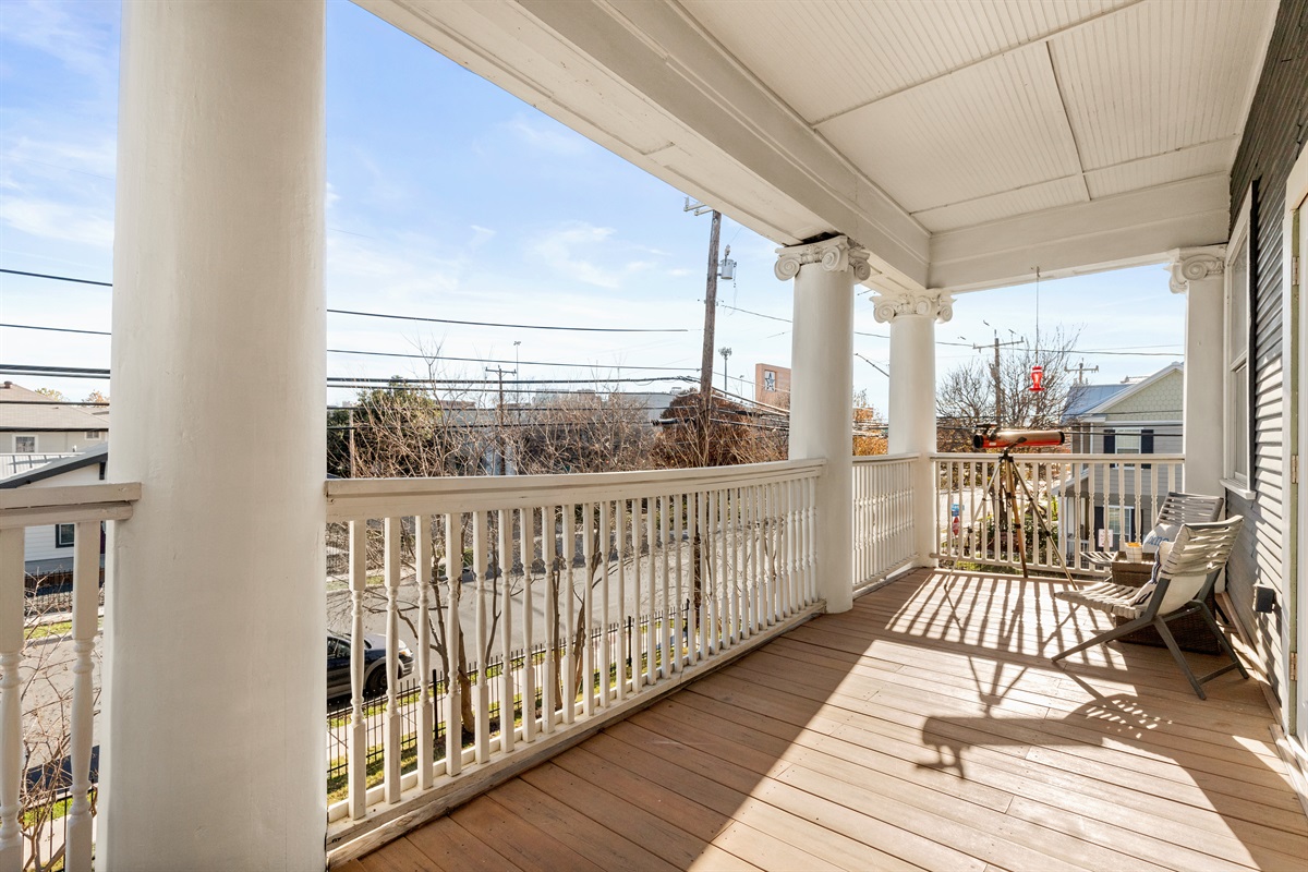 Cozy corners in the open air: where a chair and table transform your balcony into a haven for leisurely afternoons