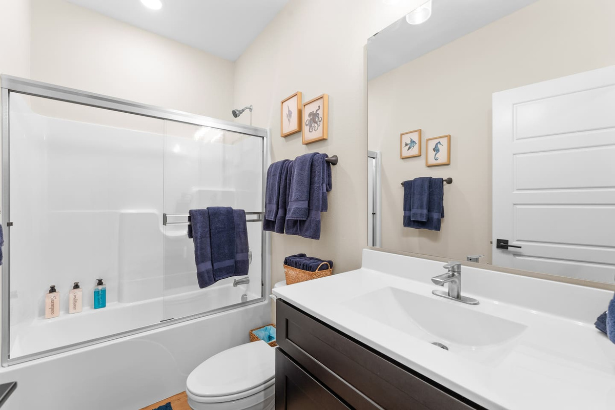 Modern bathroom with tub/shower