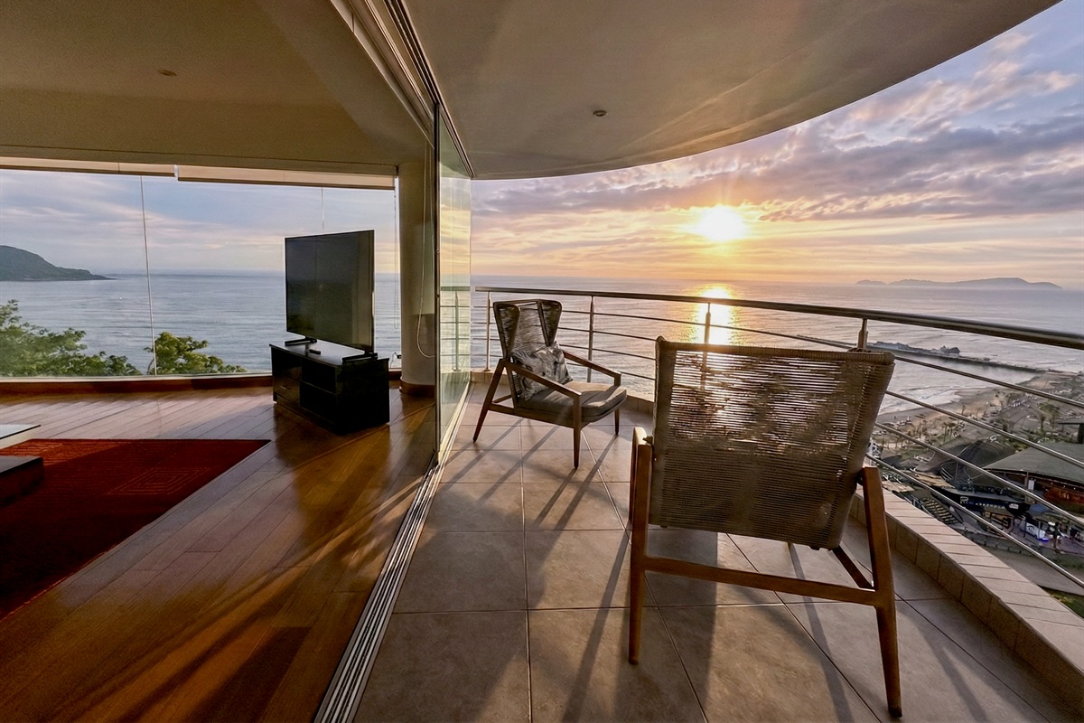 Panoramic Ocean Views: A stunning architectural layout where the wrap-around curved balcony meets expansive glass walls for an immersive Pacific experience