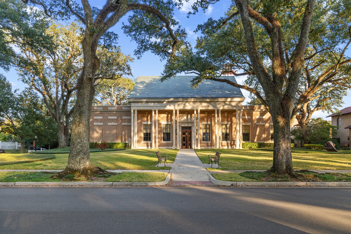 Looking for a cozy, convenient place to stay in Laurel? Honeycomb offers comfort, charm, and a prime location minutes from Lauren Rogers Museum, The Scotsman, and all Downtown Laurel attractions.