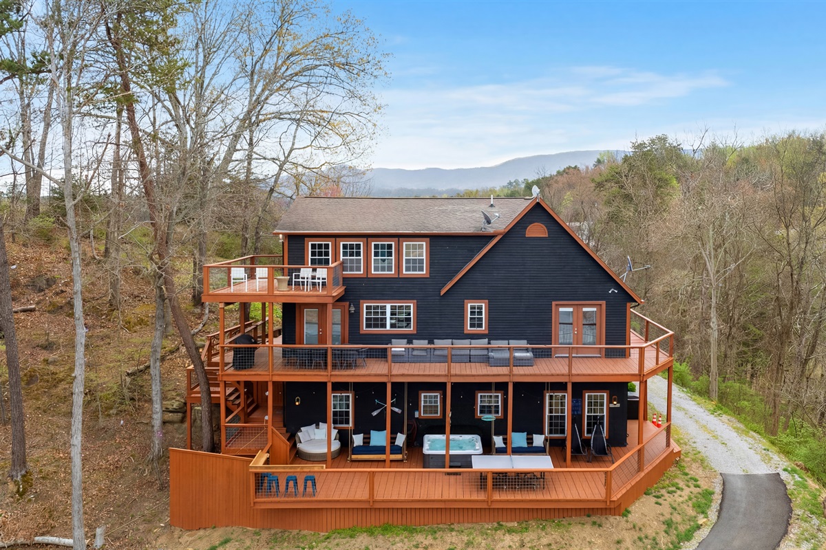 Huge outdoor spaces with mountain and lake views!