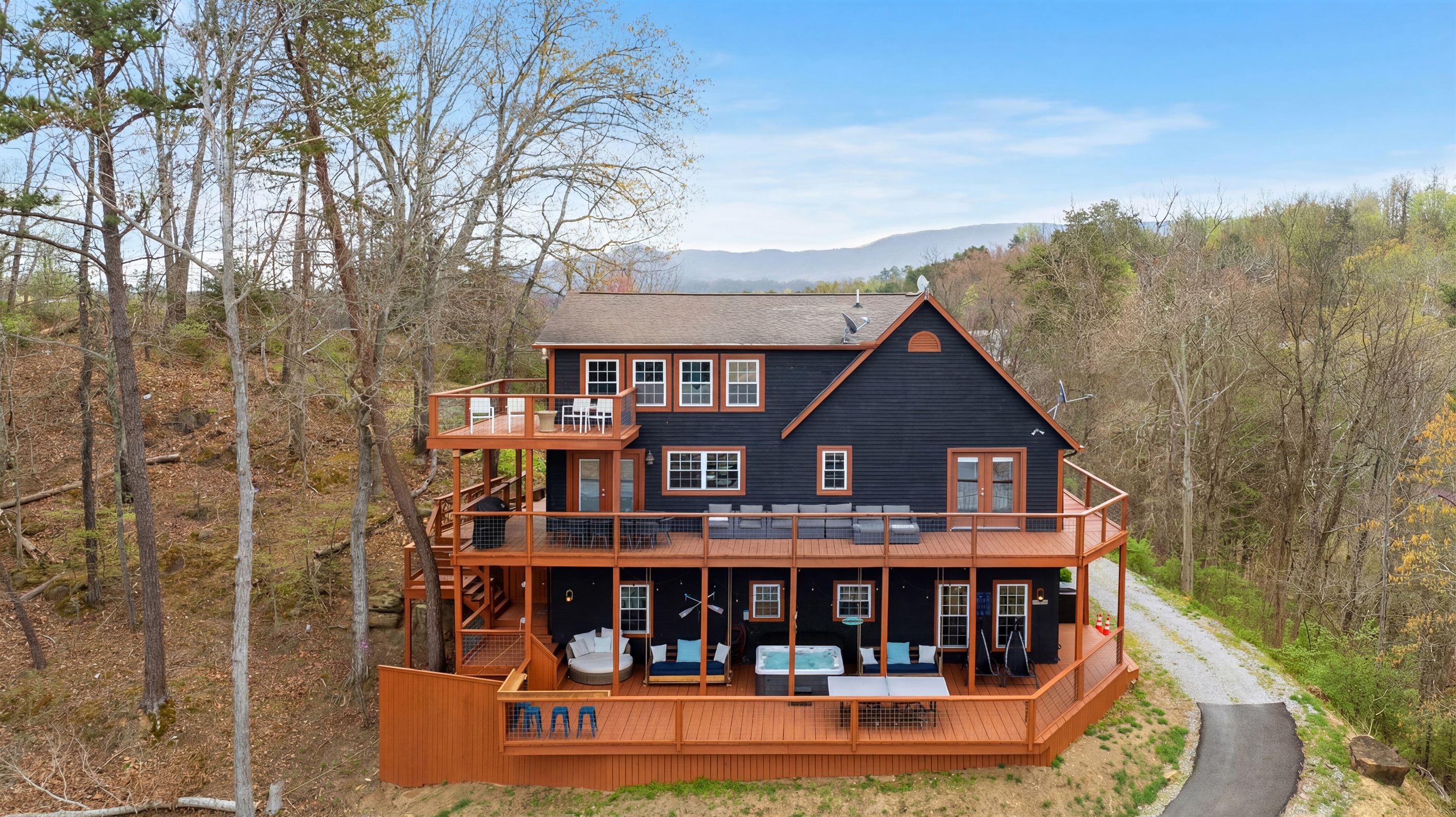 Huge outdoor spaces with mountain and lake views!