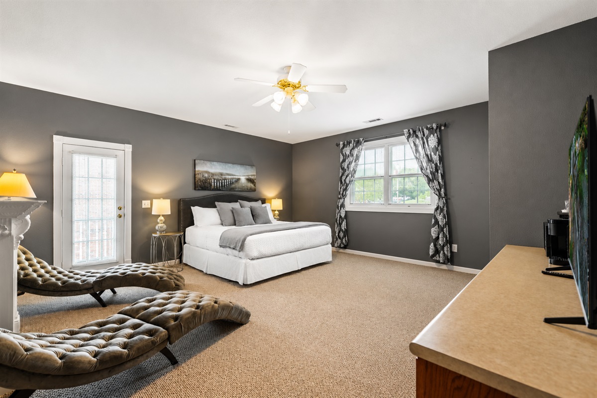 Enjoy a cozy stay in the Depot Suite, ideally located in the heart of downtown.
