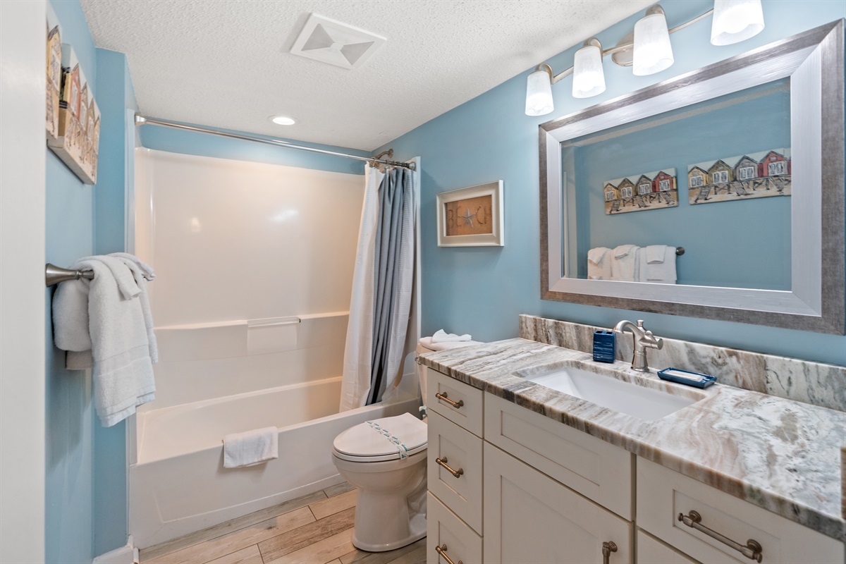 Hall Bathroom with tub/shower