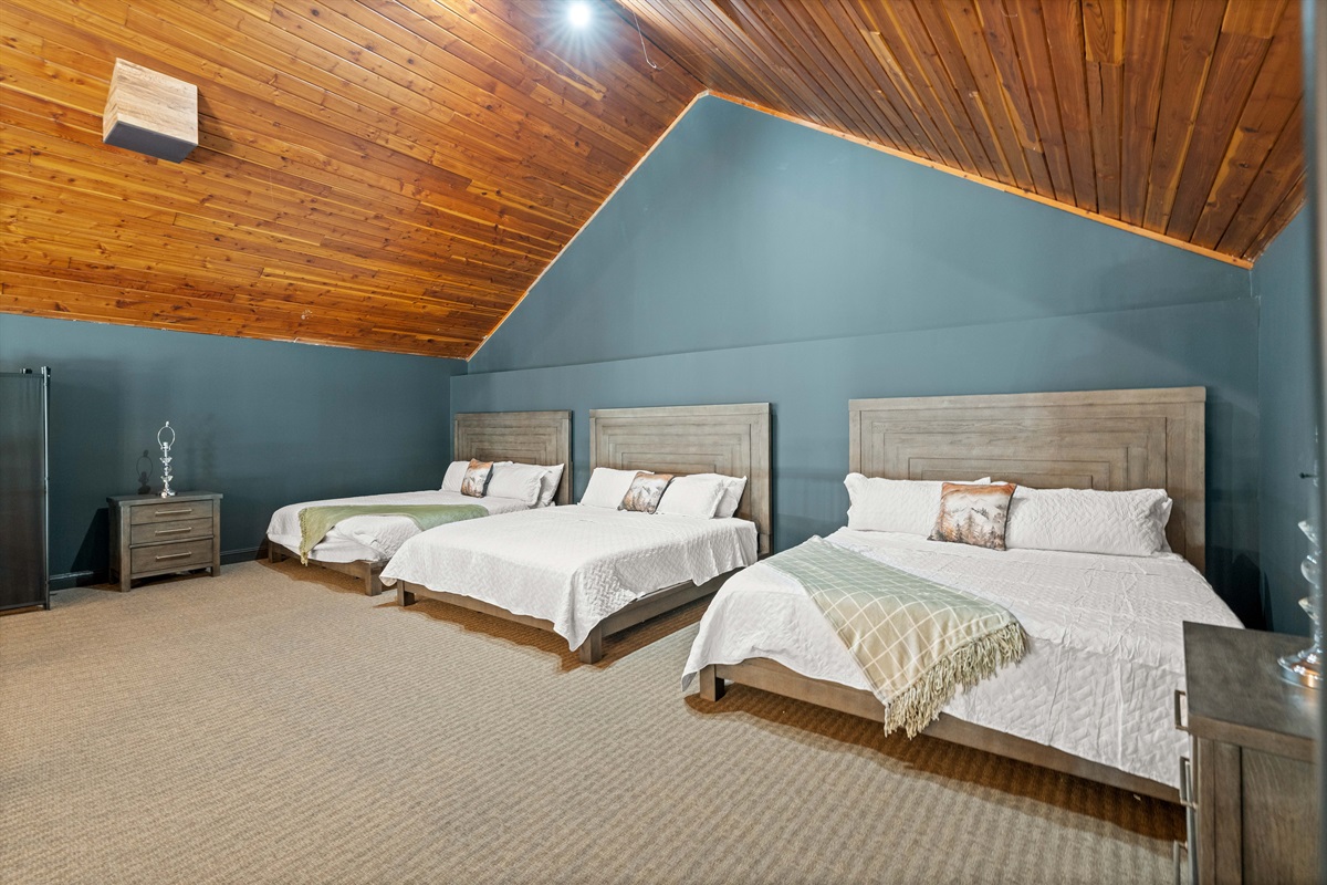 Upper Level Sleeping Loft - 3 Kings
