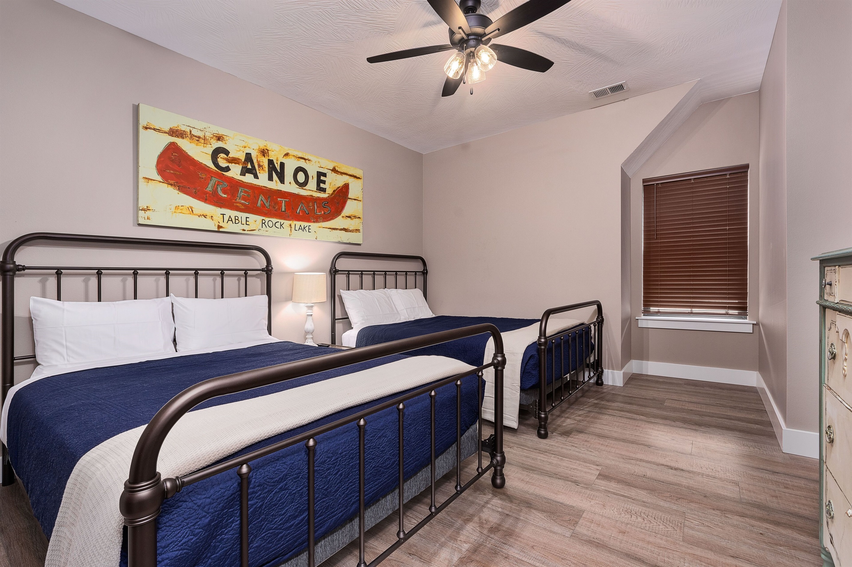 Upper Level (2) Queen Bedroom w/Full Attached Bathroom