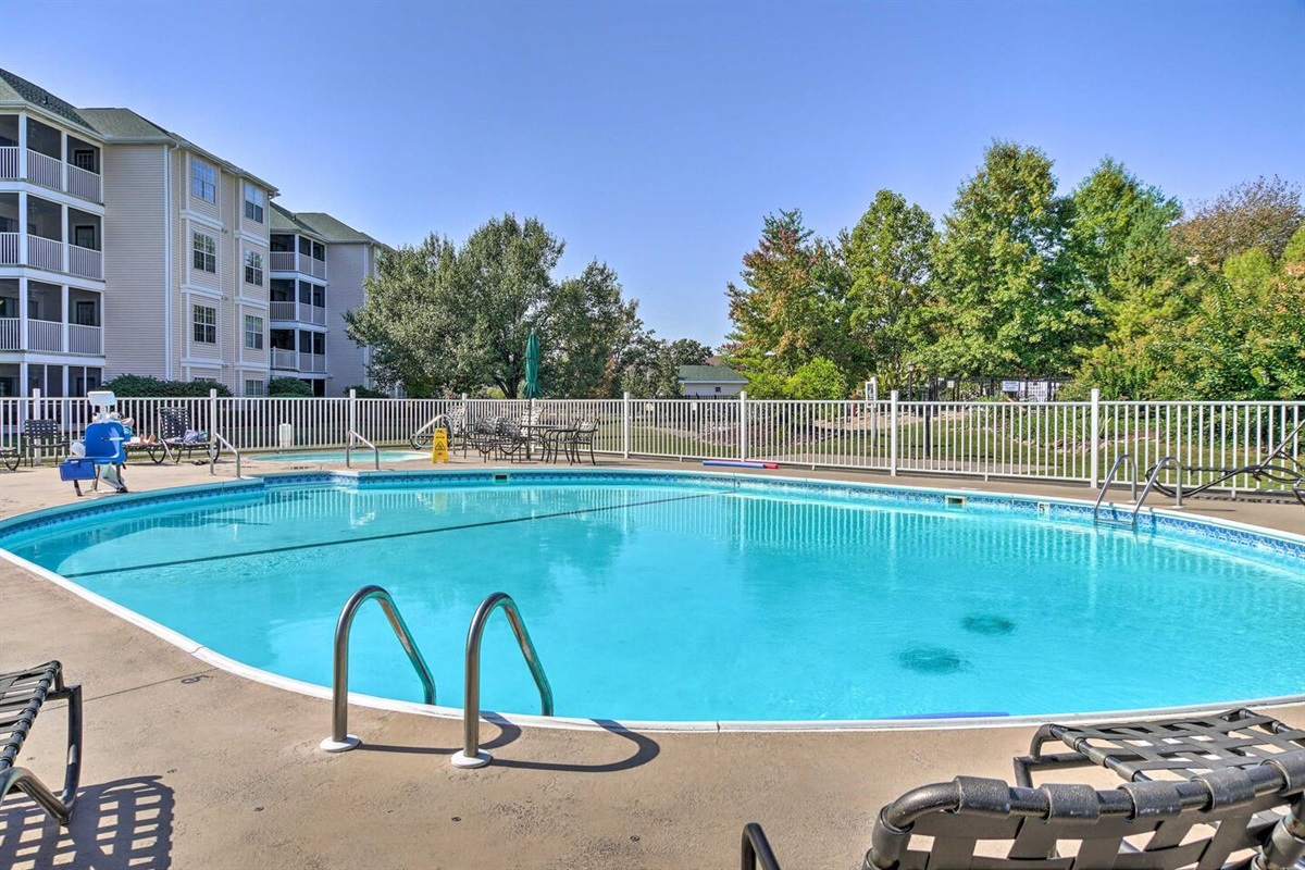 Community Amenities | Seasonal Outdoor Pools & Hot Tubs | Indoor Pool & Hot Tub