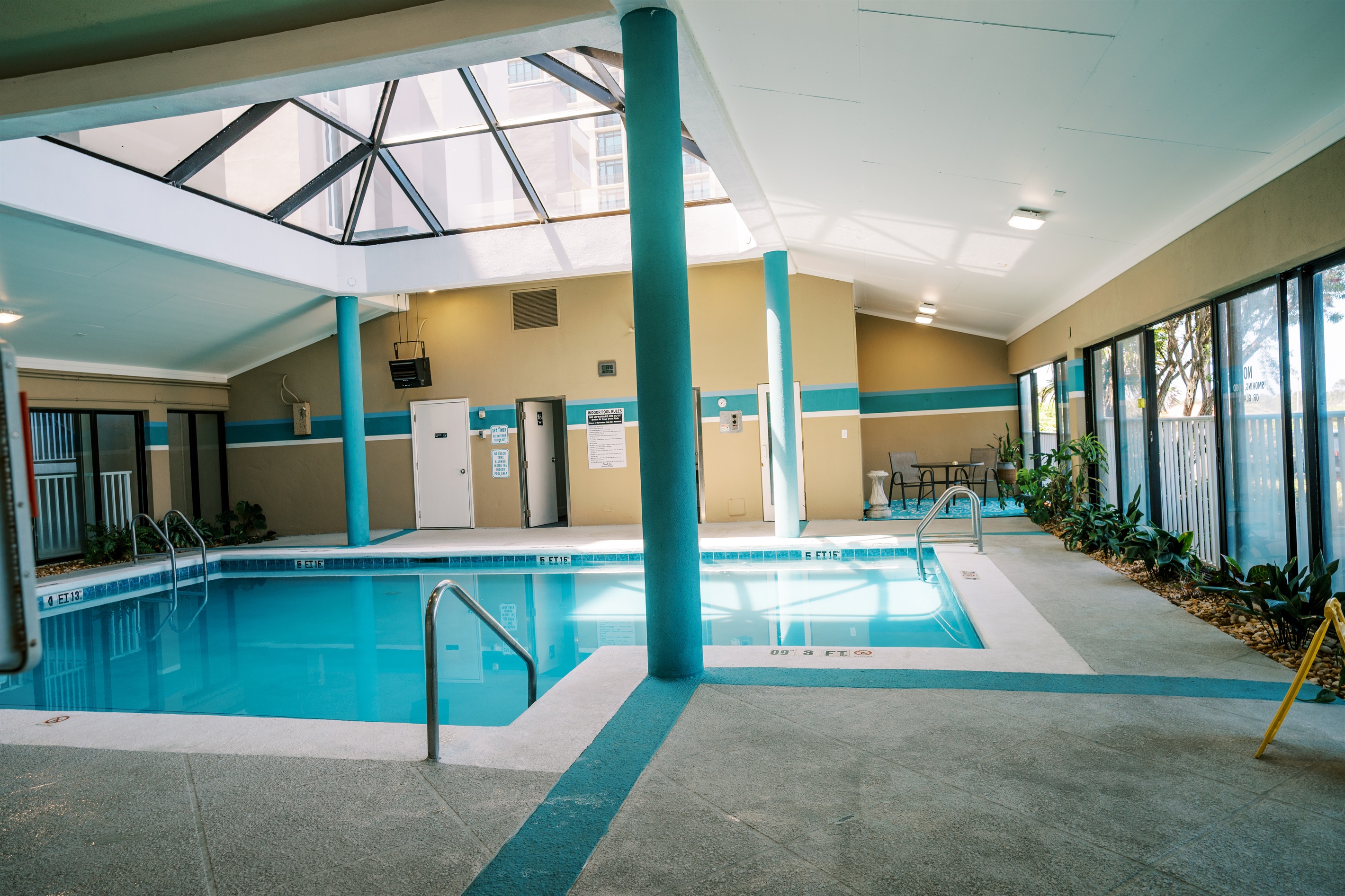 Enjoy the feel of being outside while in the atrium pool! Beach towels provided inside this condo. ⛱️