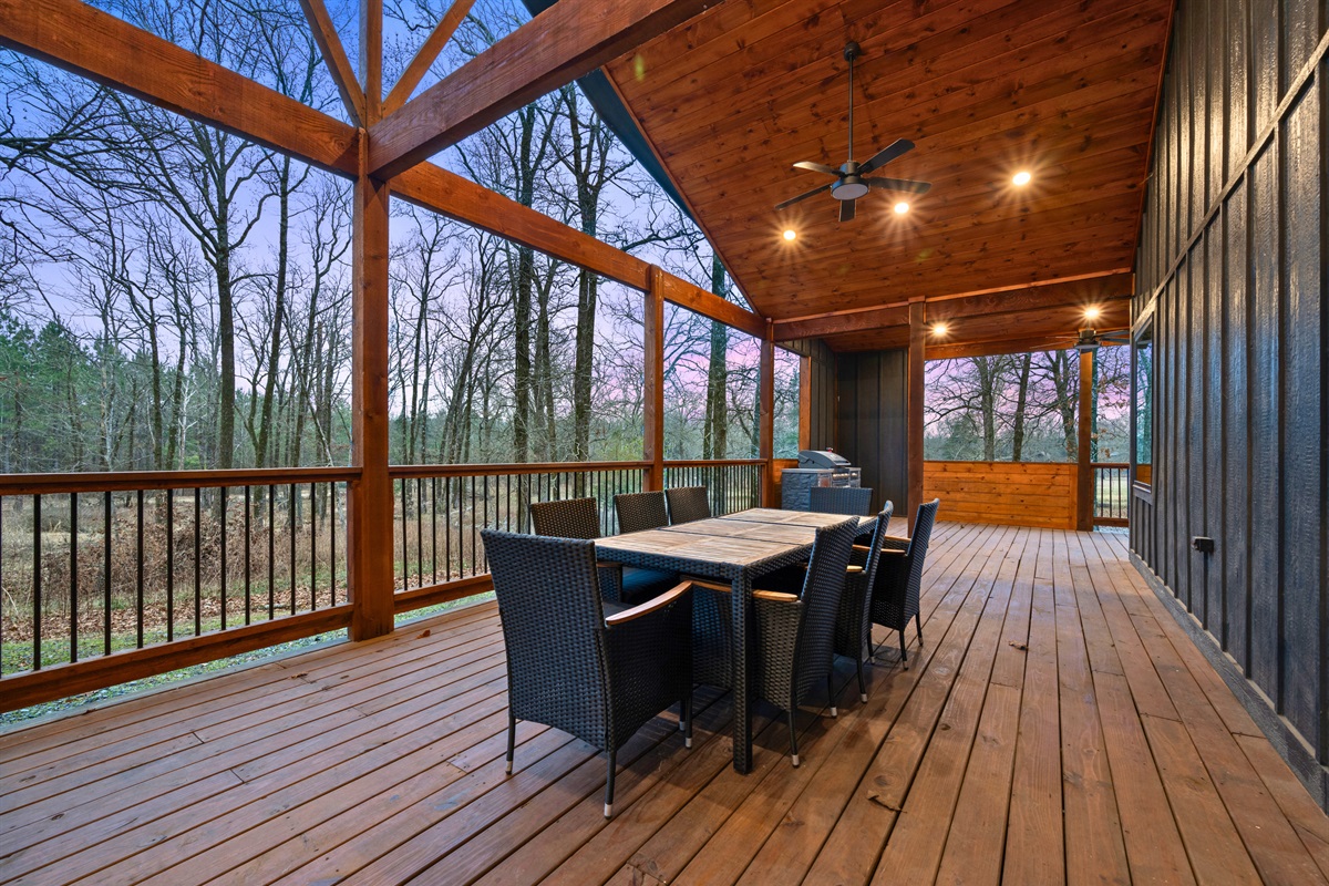 Outdoor meals are easy and fun with this dining setup, giving you a perfect spot to eat outside and enjoy the fresh air.