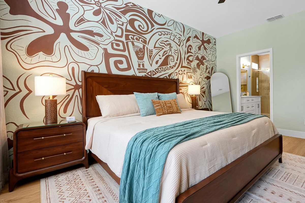 Moana King Suite: King-size bed framed by an impressive hand-painted Polynesian mural.