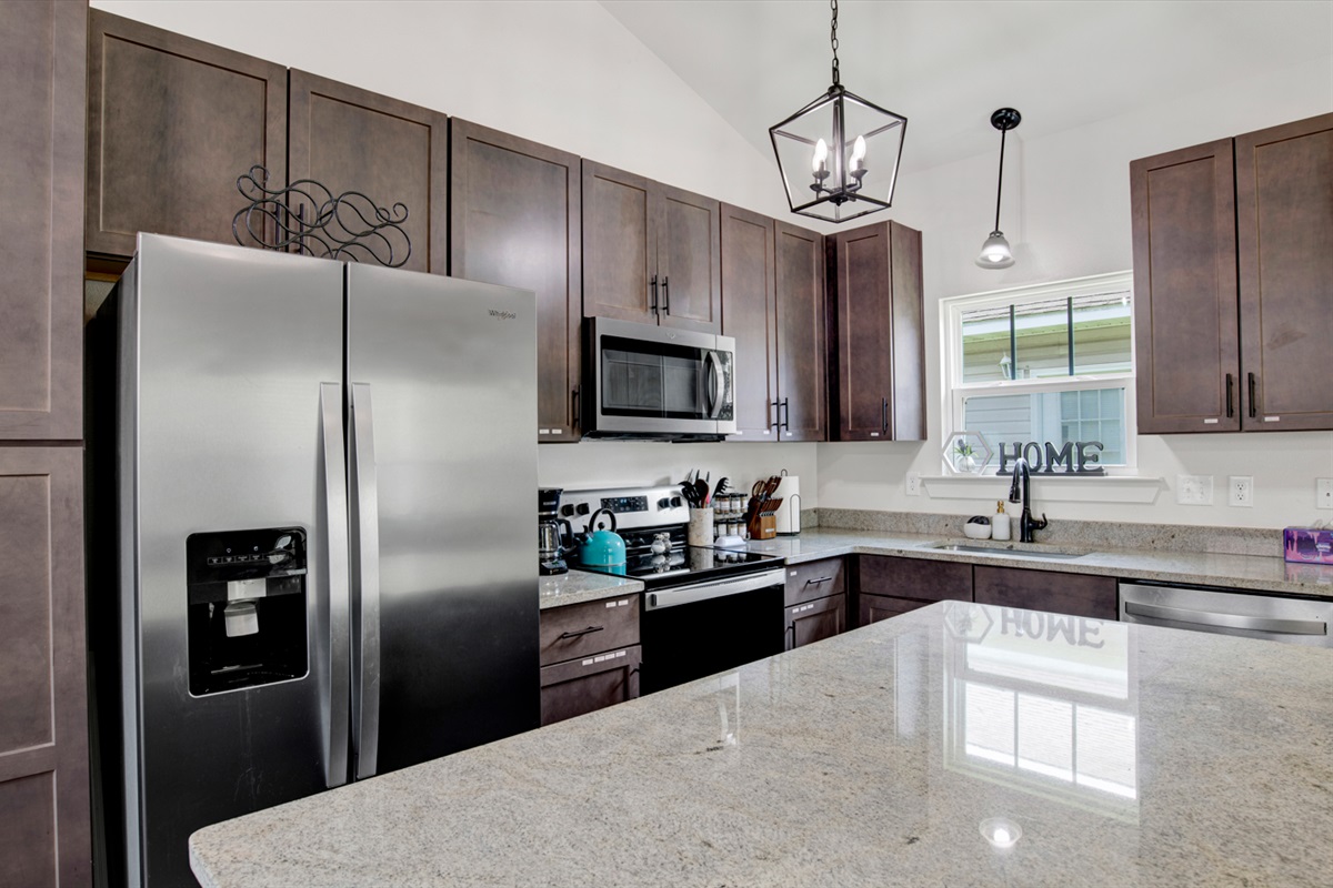 A kitchen that's as pretty as it is practical. Fully equipped for all your baking needs.