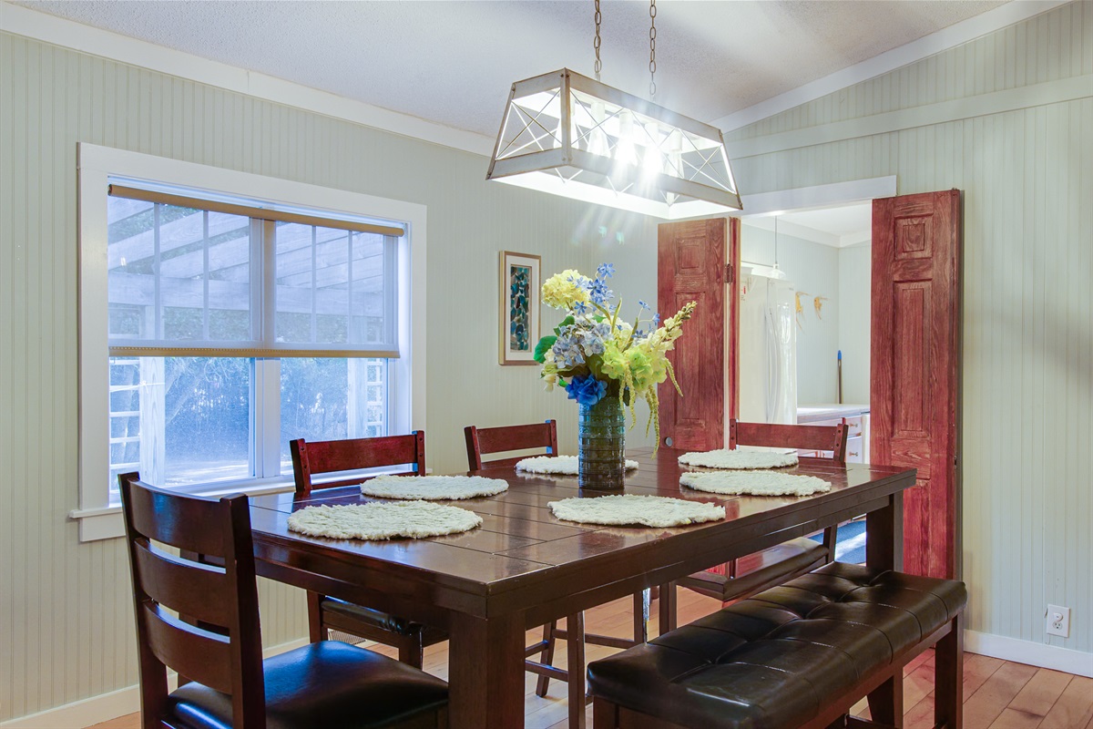 Dining Room: Seating for 6