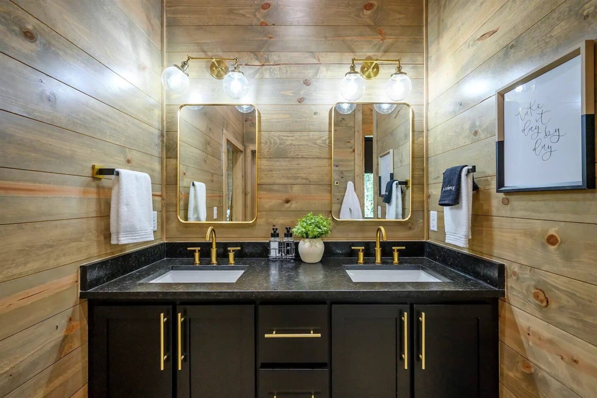 If you are looking for the perfect couples get away weekend, this is the place you NEED book! Private, quiet, cozy, and beautiful natural-woodsy surroundings. ❤️  This Airbnb has been one of the cleanest I’ve stayed at. The cabin is amazing! 