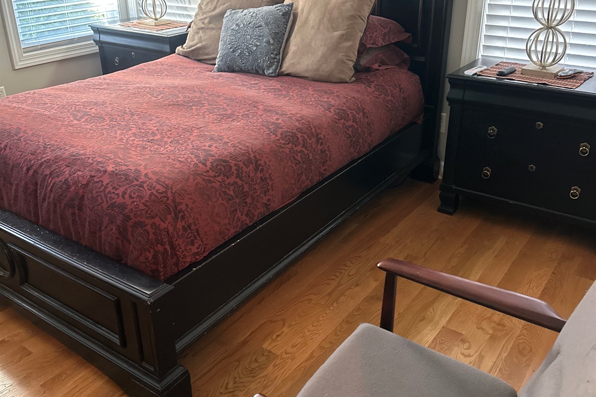 Primary Bedroom - Queen