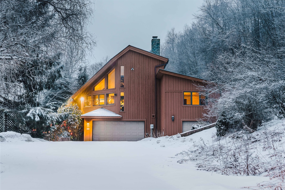 Arrive to a warm glow in the heart of the forest—Cosmic Ridge Retreat welcomes you home after a day of exploring Pennsylvania’s Dark Skies.