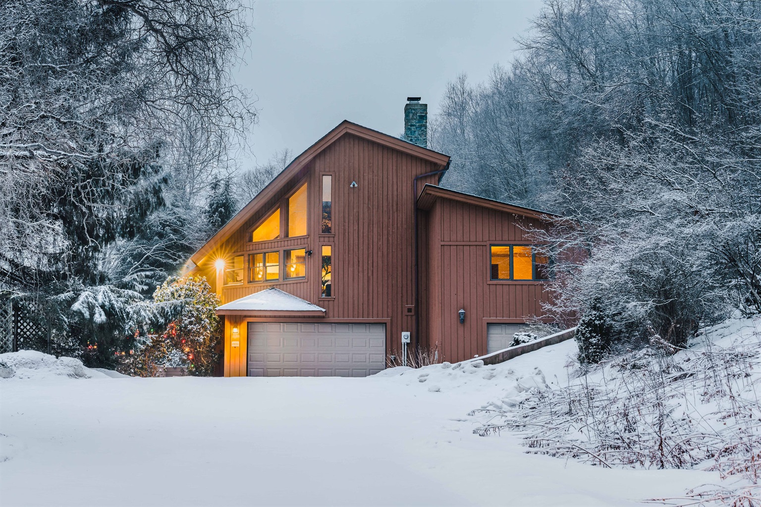 Arrive to a warm glow in the heart of the forest—Cosmic Ridge Retreat welcomes you home after a day of exploring Pennsylvania’s Dark Skies.