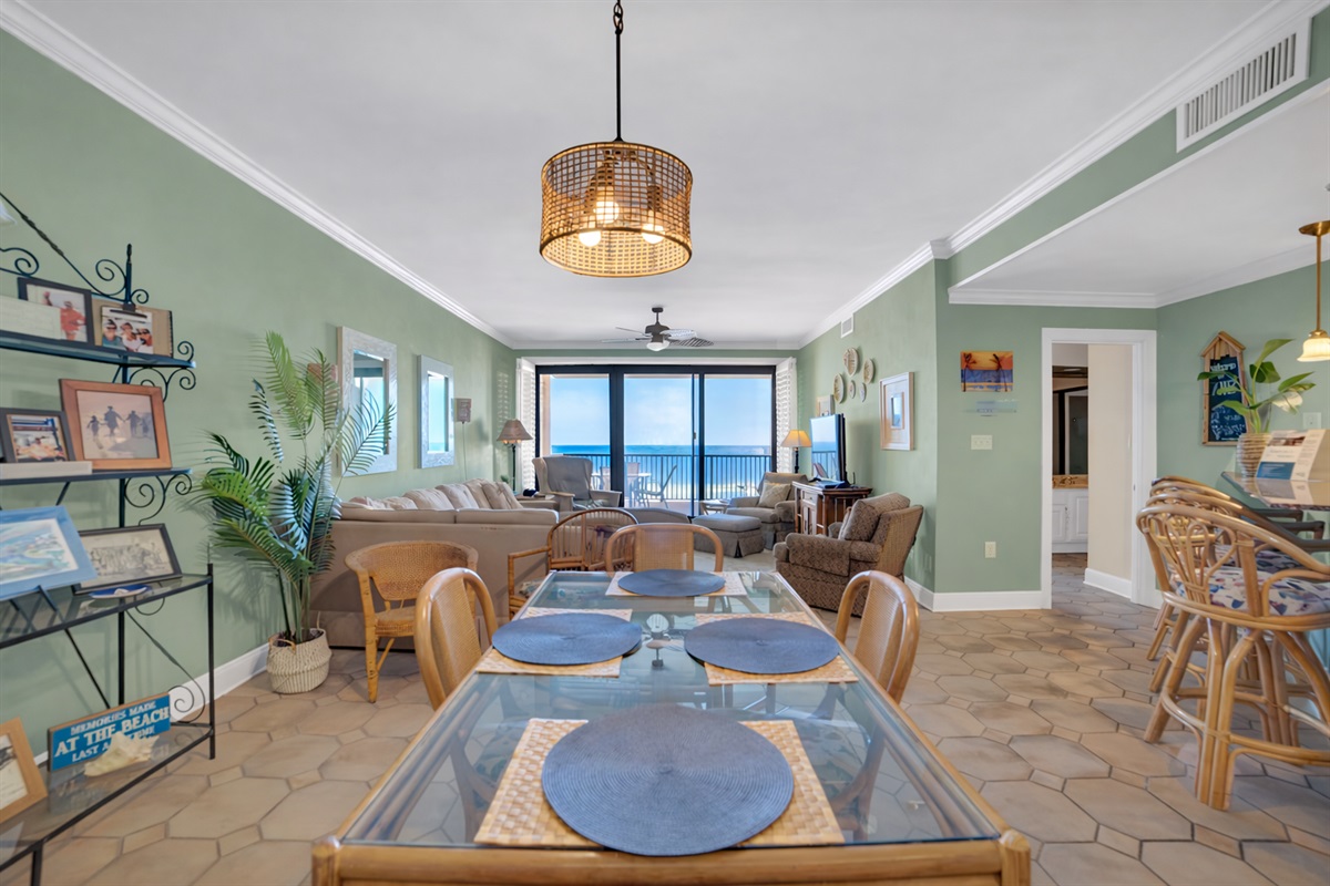 Dining area with a view! 