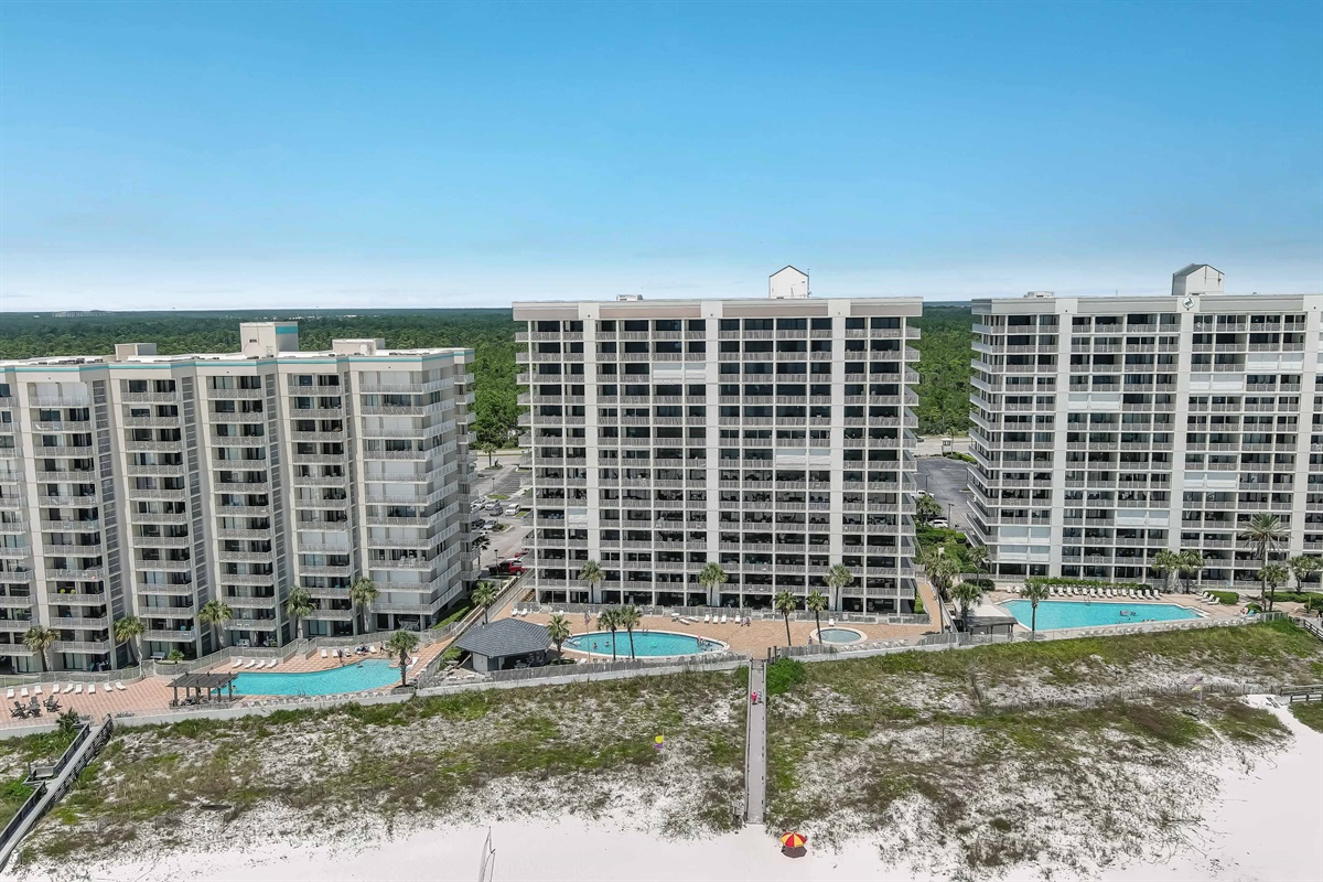Dip into luxury. Our sparkling gulf-front pools and pristine tennis courts are designed for your ultimate coastal escape.