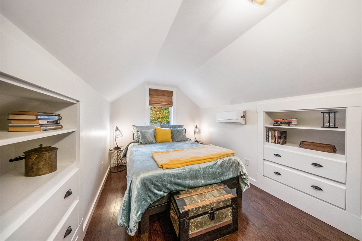 Bedroom 1, Queen, Twin XL, Twin sleeper chair.