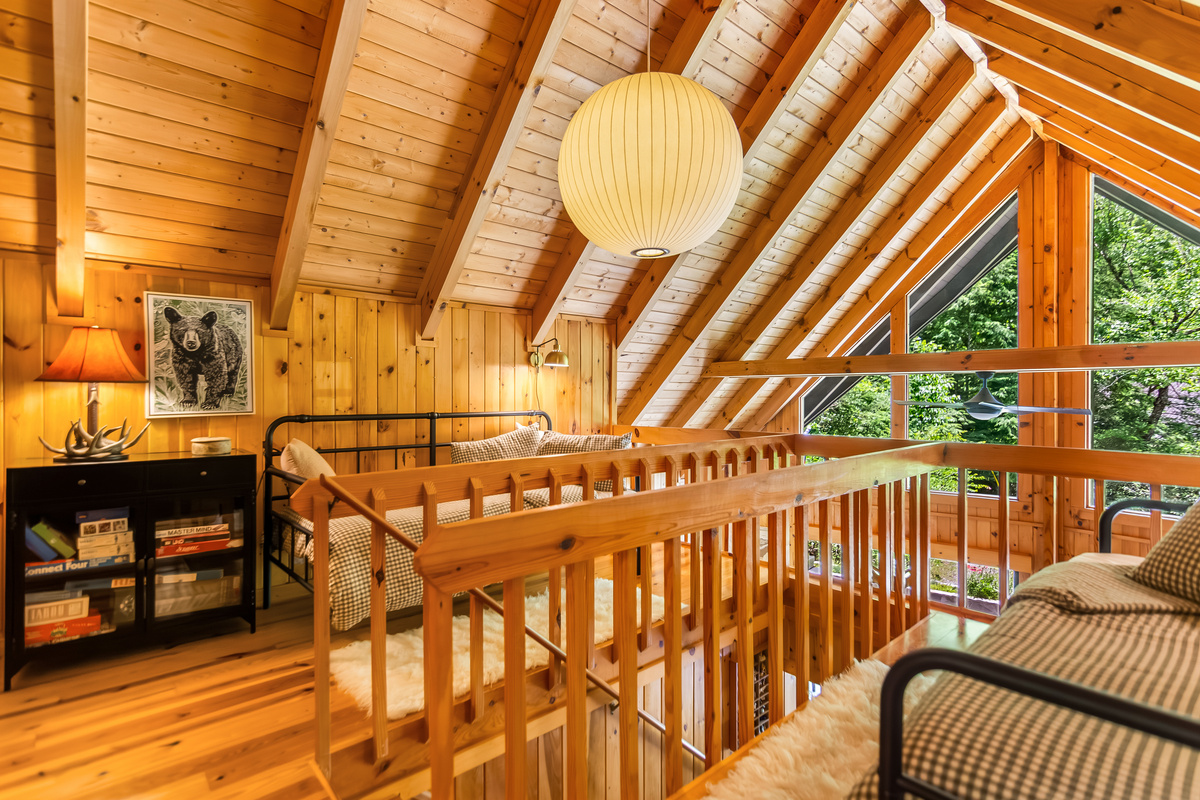 Loft area- supplied with books and board games 