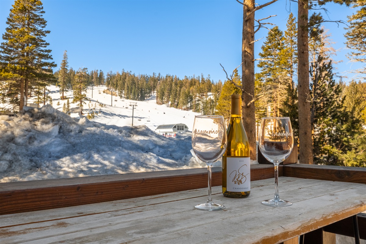 Settle in at the balcony bar beside the hot tub and let the mountain provide the entertainment—front-row views of Lincoln Mountain, with skiers carving their way down as the perfect backdrop to a long, laid-back après.