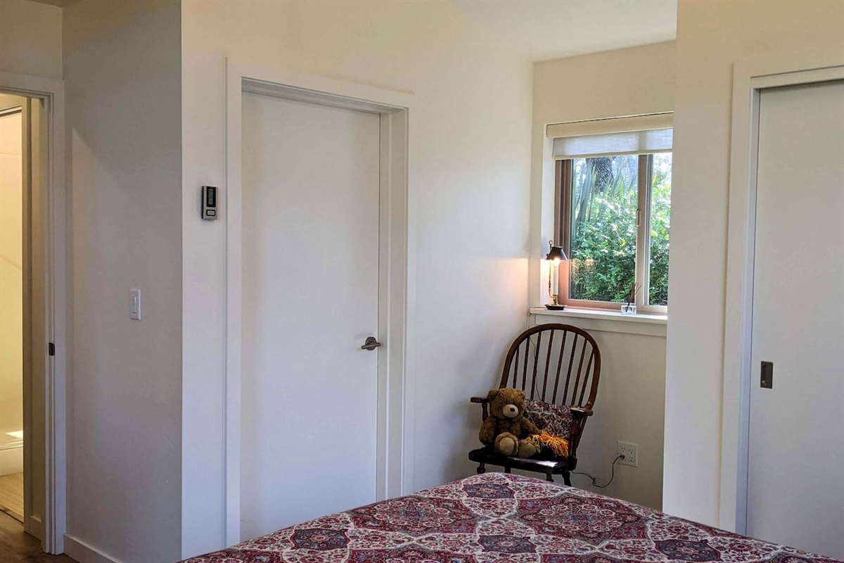 jack & jill door to bathroom