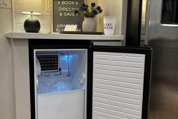 Stay cool at Barndo Bliss! Enjoy the convenience of our ice maker, perfect for refreshing drinks after a day on Lake Cumberland.