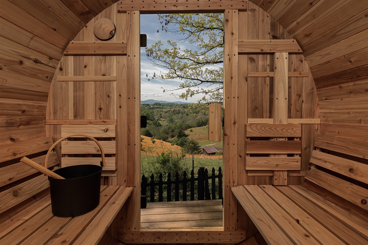 {Barrel Sauna + Mountain Views}
Reset body and mind in the private cedar sauna with peaceful mountain views just beyond the door. The perfect wellness ritual after hiking, exploring, or a long soak under the stars.