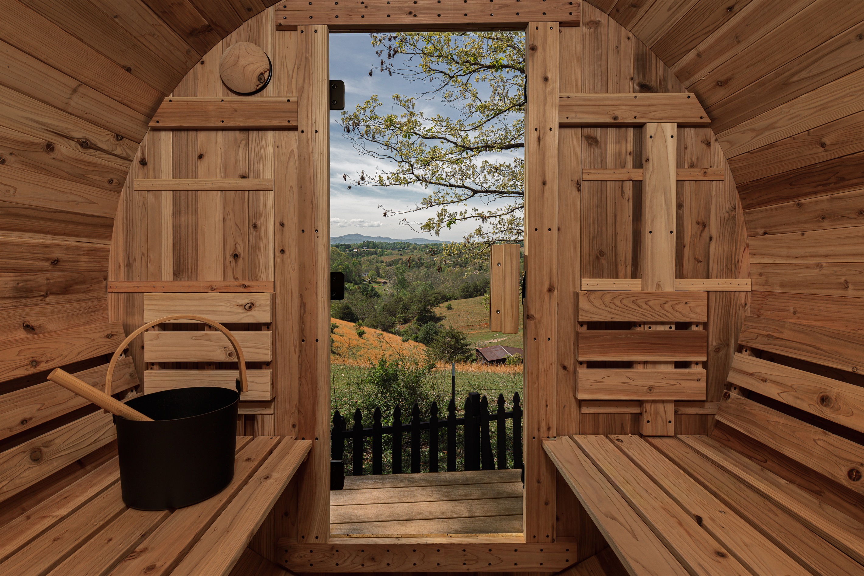 {Barrel Sauna + Mountain Views}
Reset body and mind in the private cedar sauna with peaceful mountain views just beyond the door. The perfect wellness ritual after hiking, exploring, or a long soak under the stars.