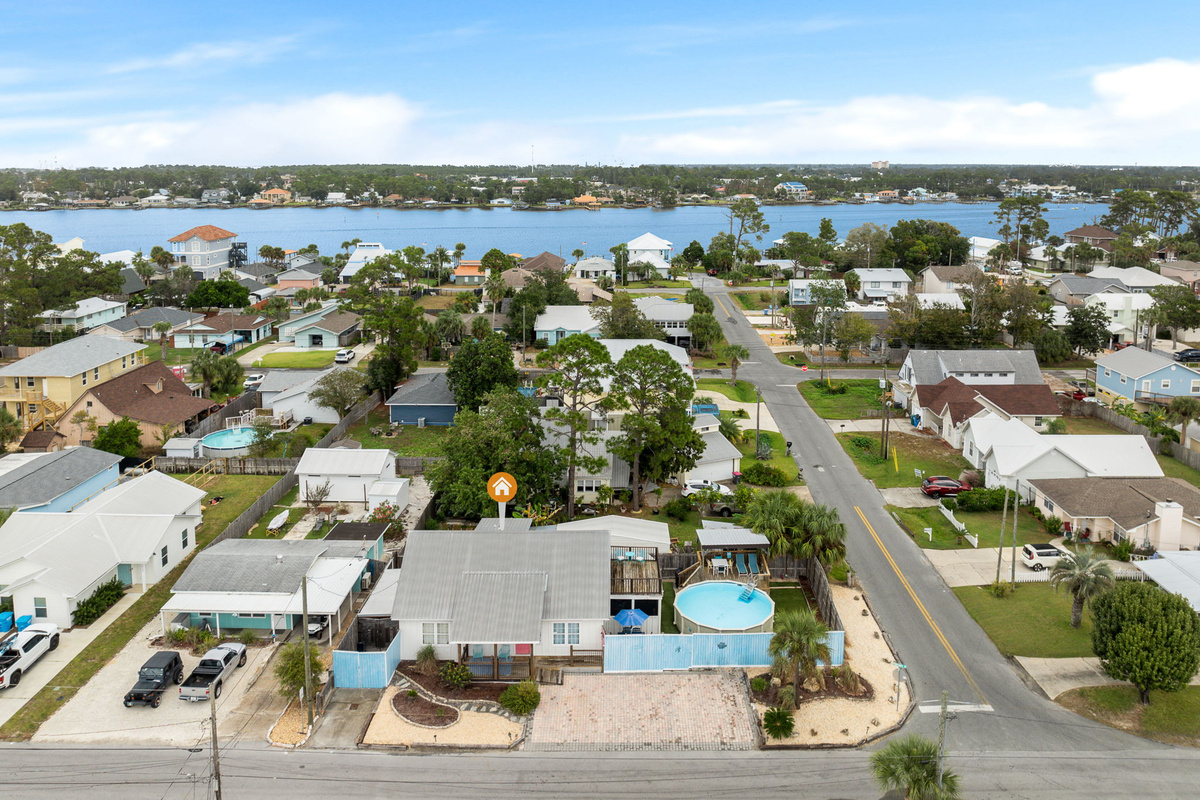 Aerial, street view, dual-water proximity