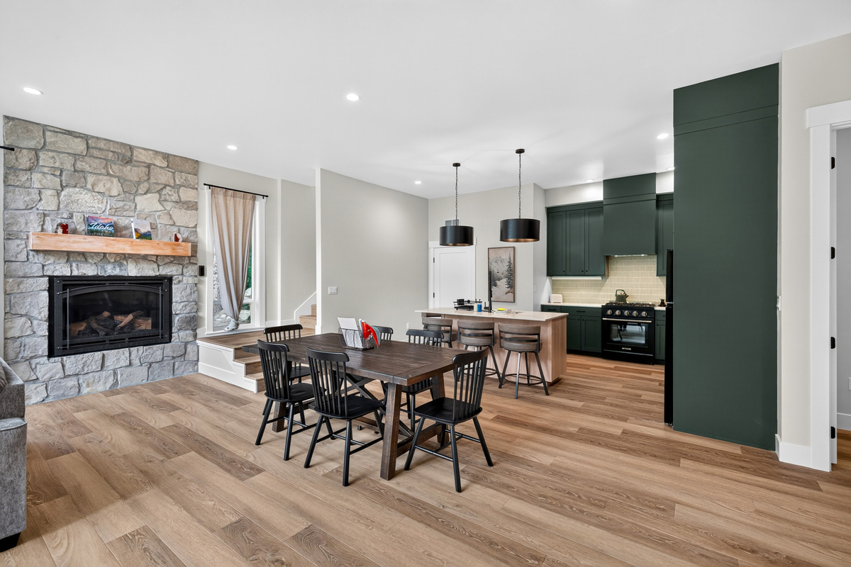 There is space for 10 people to comfortably eat together.