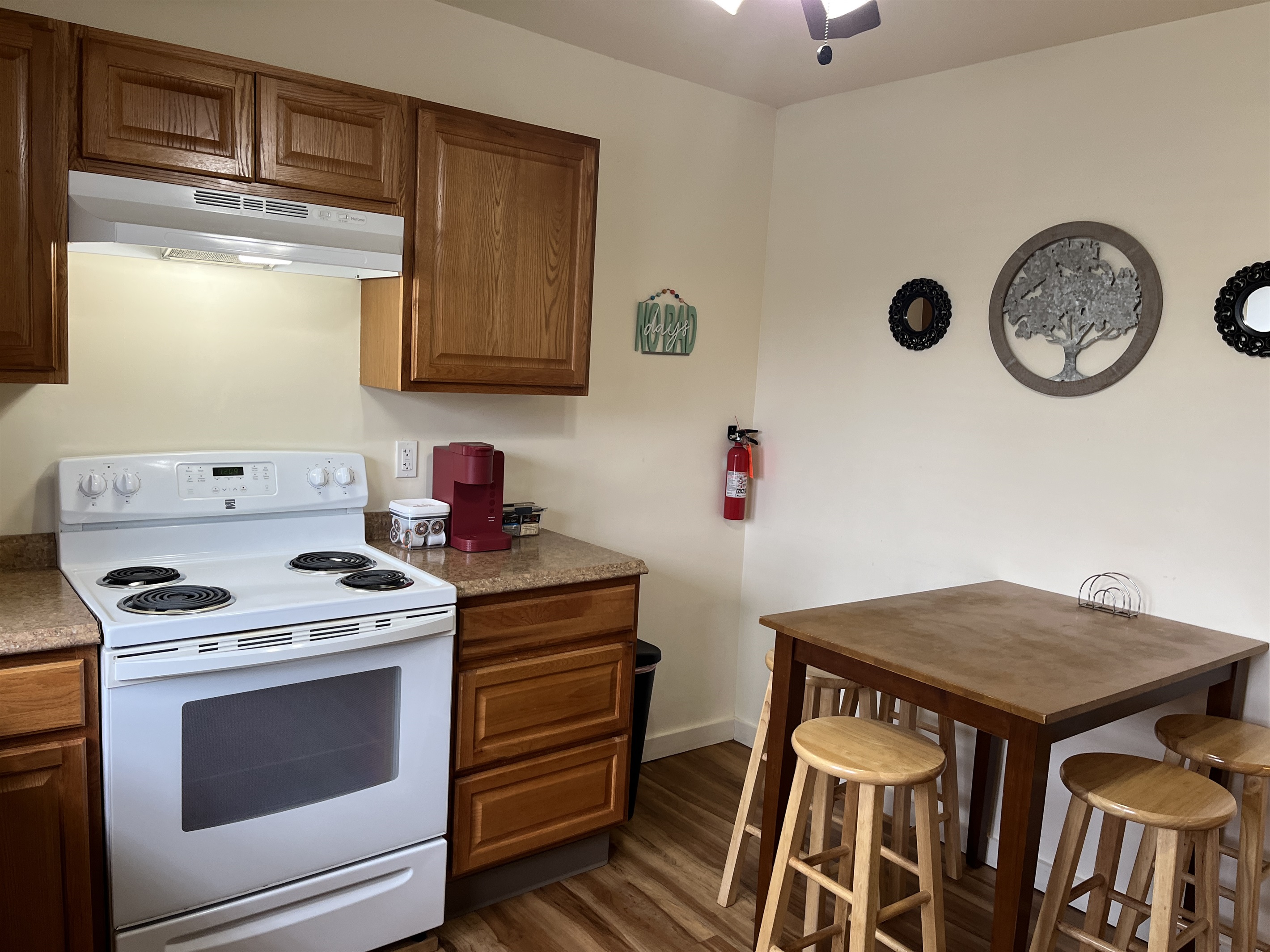 Eat-in kitchen w/ dishwasher