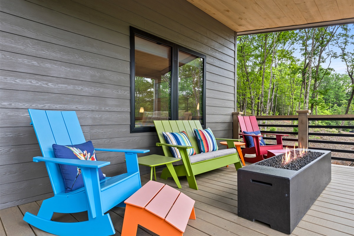 This deck brings warmth, color, and connection.