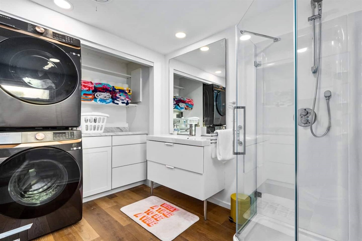 12 Beach Towels Provided in the Laundry with new Samsung Smart Washer and Dryer