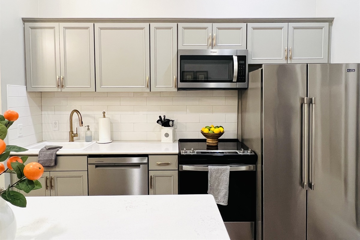 Stocked kitchen, new appliances
