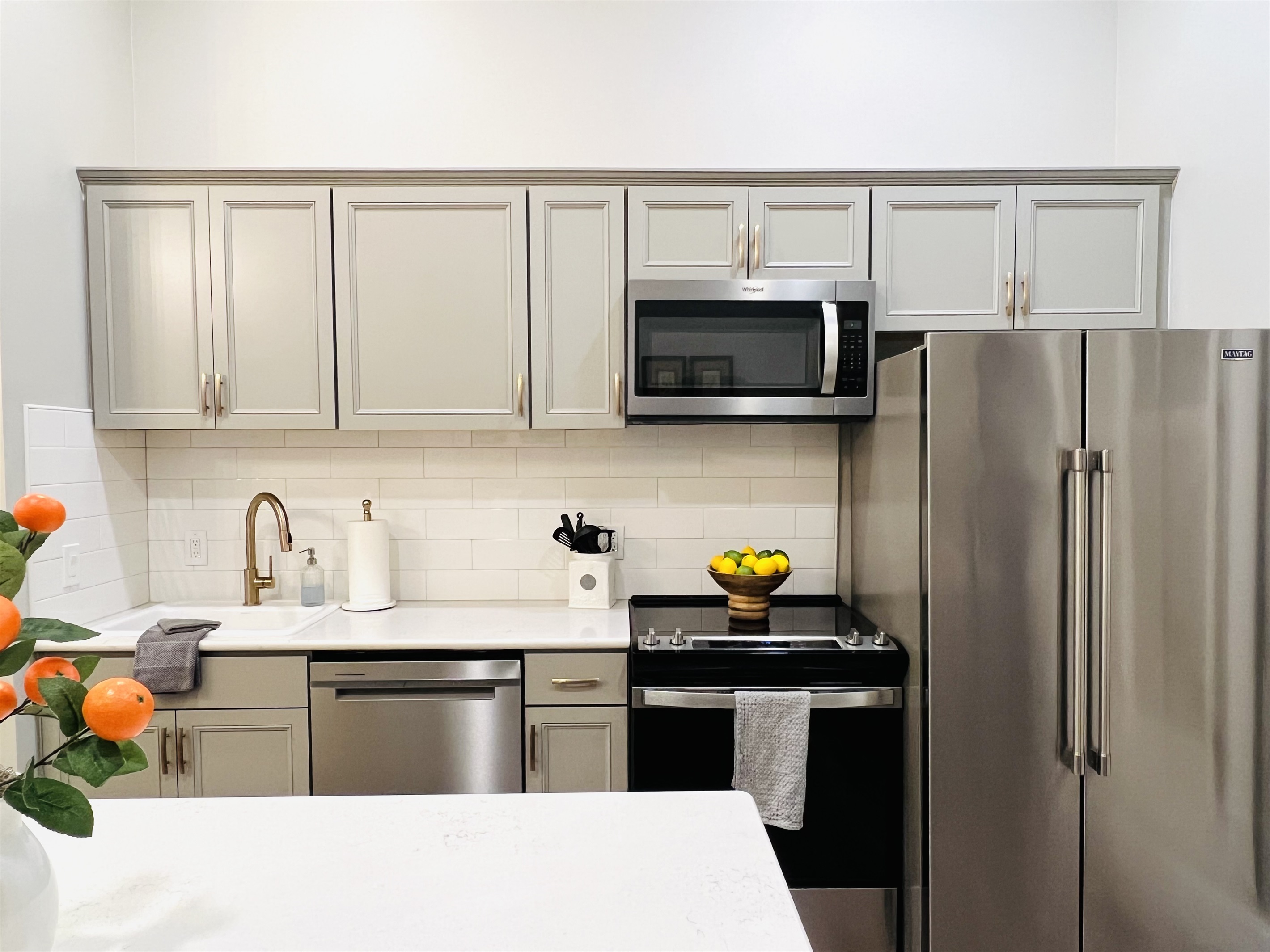 Stocked kitchen, new appliances
