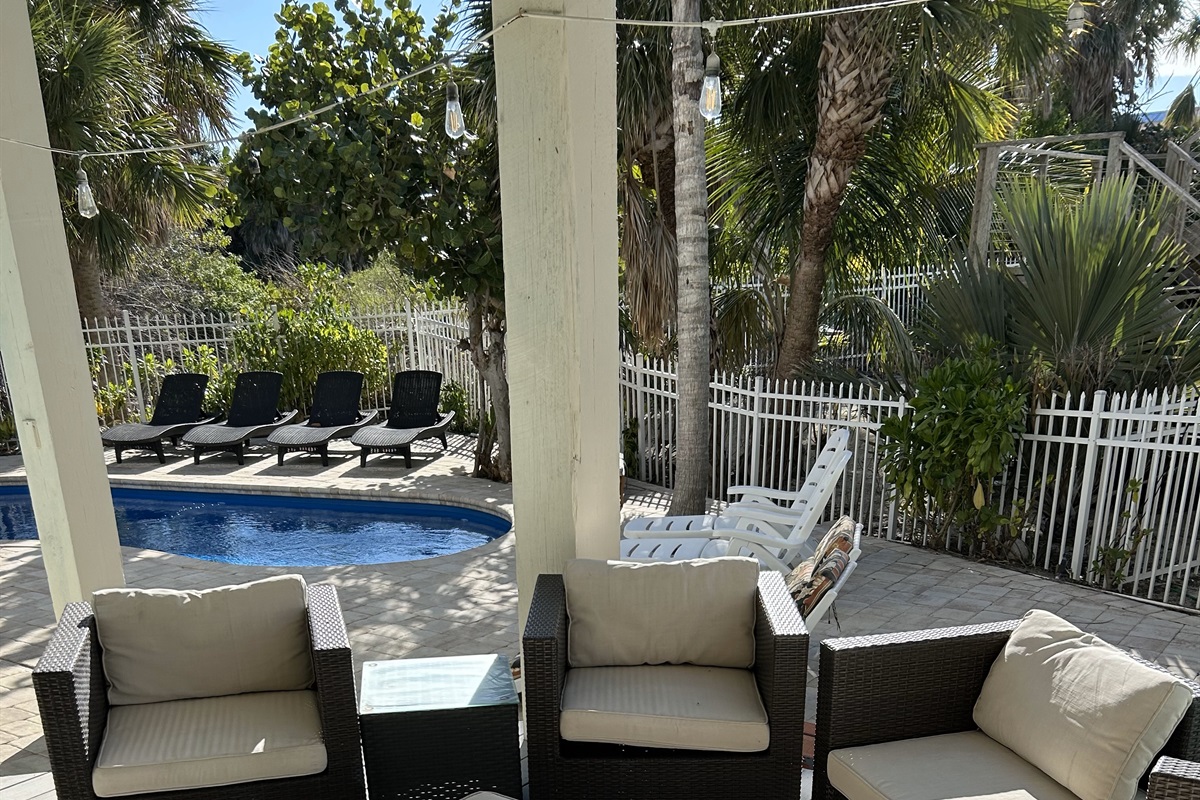 Lounge area/poolside bliss