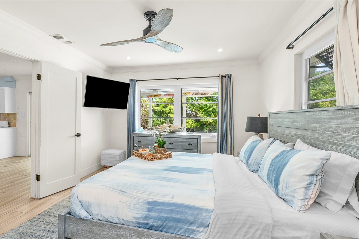 Primary Suite: King-size Tempur-Pedic Pro Adapt mattress, en-suite bath with dual-sink vanity. Pool views. 