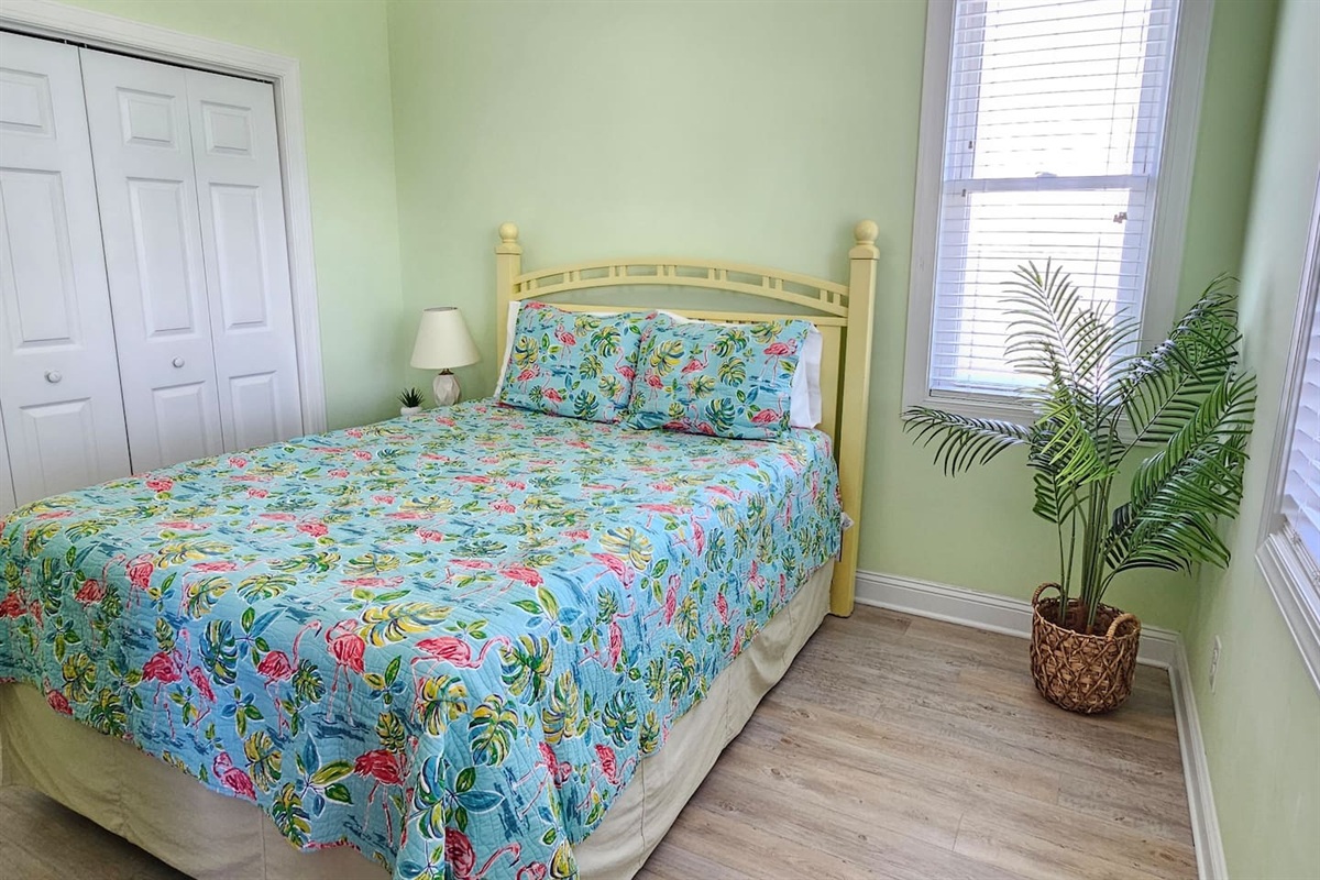 Queen room bedroom upstairs. See the ocean from your room. TV with Roku. Bathroom across the hall and balcony is right outside of the bedroom door.
Linen and towels provided. Highspeed wifi