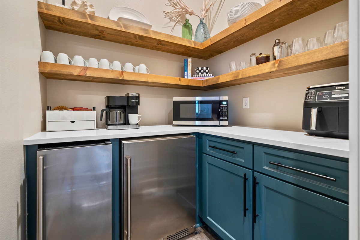 With ample counter space and stylish design, our kitchen is perfect for everything from quick breakfasts to gourmet dinners.