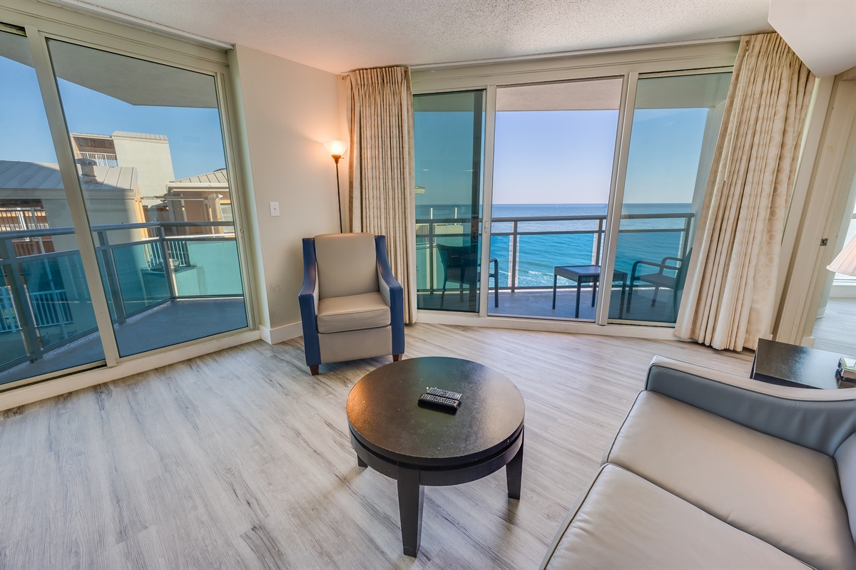 Living Room with Stunning Views🌊☀️