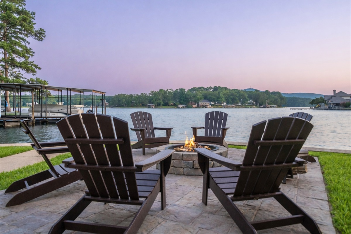 Evenings by the lake don&rsquo;t get better than this &mdash; fireside chats and unforgettable sunsets await.